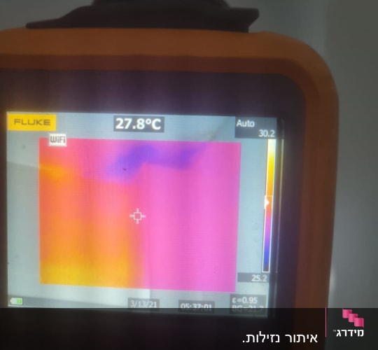 תצוגת מצלמה תרמית עם טמפרטורה 27.8 מעלות צלזיוס
